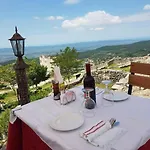 Emiliano Castle Of Casa de hóspedes Krujë