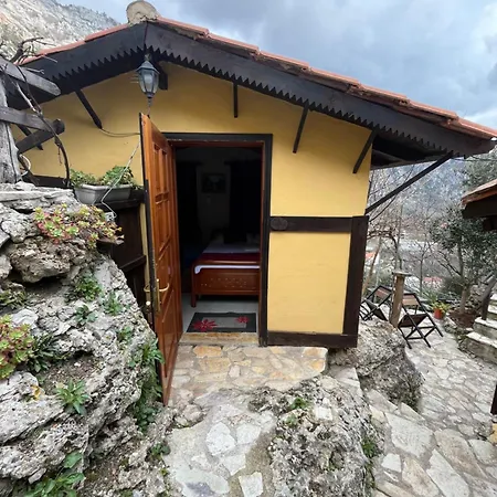 Emiliano Castle Of Pensionat Krujë