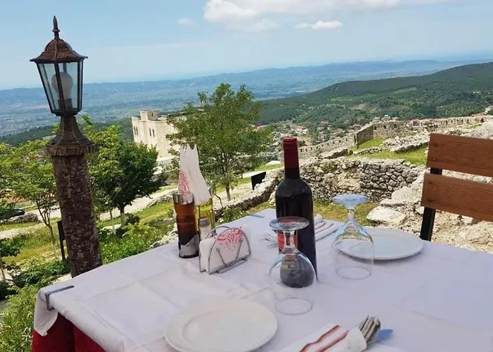 Emiliano Castle Of בית הארחה Krujë