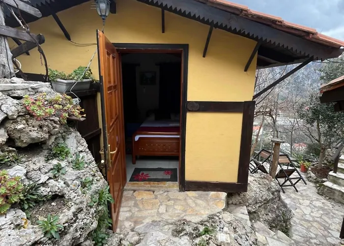 Emiliano Castle Of Pensión Krujë